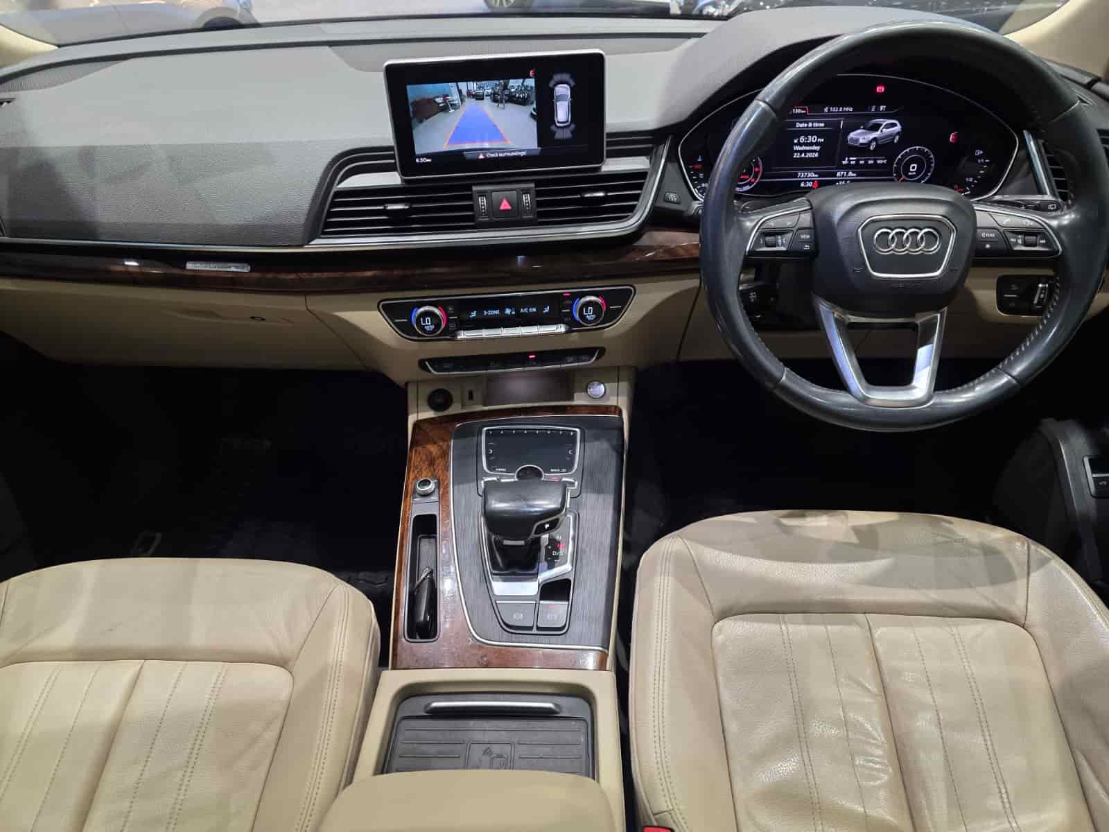Audi Q5 cabin with virtual cockpit at the HLC showroom